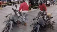 Terjebak di Coran Jalan yang Masih Basah, Bapak-Bapak Ini Hanya Bisa Pasrah
