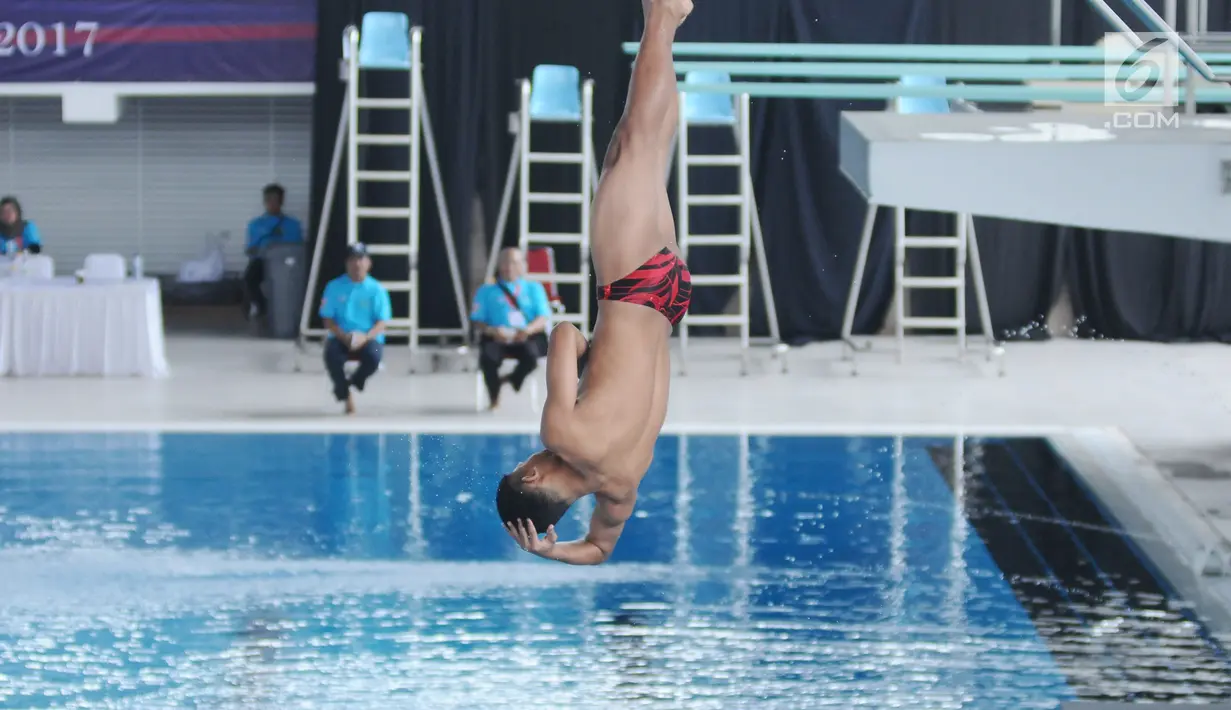 Peloncat indah saat berlomba di Indonesia Open Aquatic Championship 2017 di Stadion Aquatic GBK, Jakarta, Selasa (5/12). Ajang ini merupakan test event empat cabang olahraga akuatik, jelang pelaksanaan Asian Games 2018. (Liputan6.com/Helmi Fithriansyah)