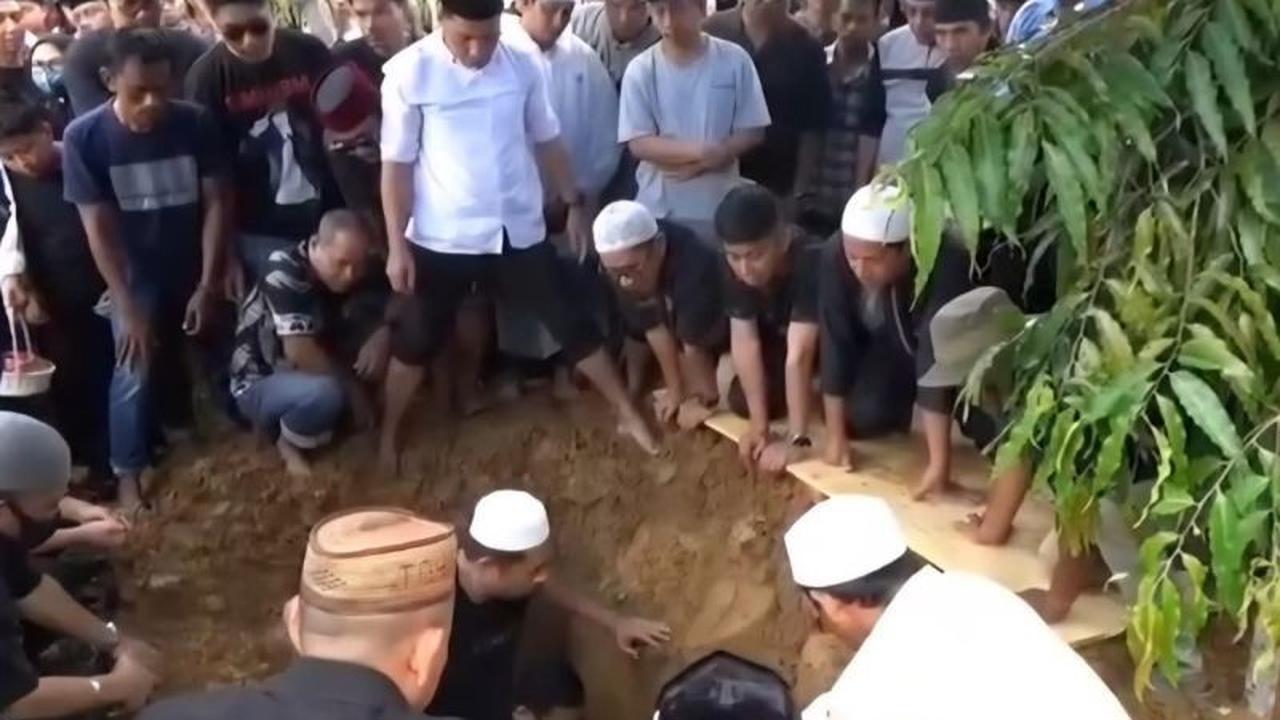Rektor UHO Prof. Armid Dimakamkan di Punggolaka, Sempat Bugar di Dies Natalis UHO Ke-44 Sebelum Wafat Mendadak