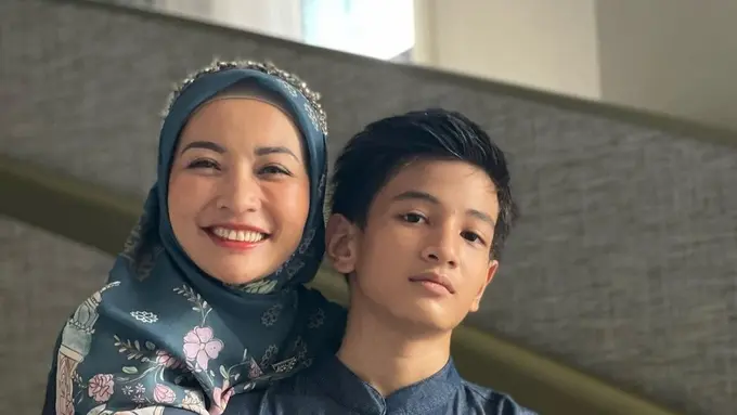 Hesti Purwadinata tampil berhijab