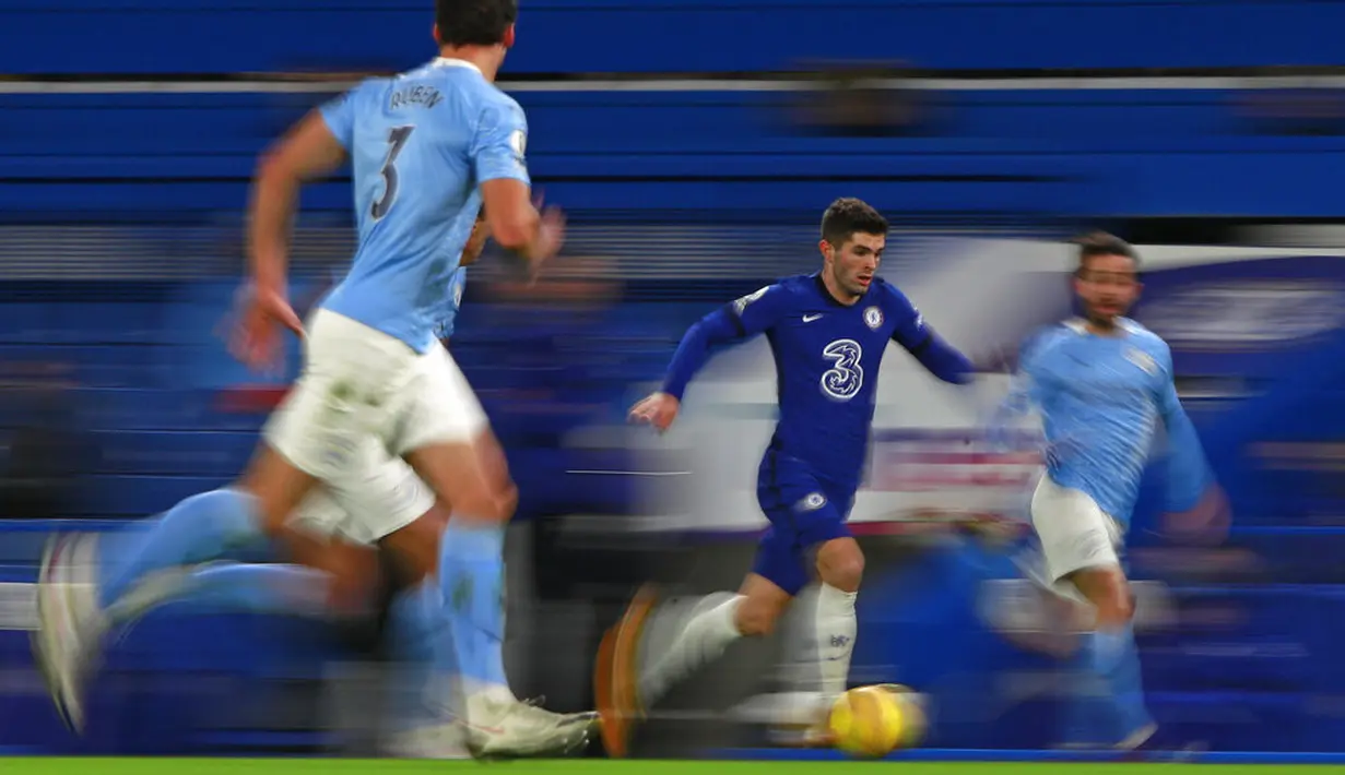 Pemain Chelsea Christian Pulisic berlari dengan bola saat melawan Manchester City pada pertandingan Liga Inggris di Stamford Bridge, London, Inggris, Minggu (3/1/2021). Manchester City mempermalukan Chelsea dengan skor 3-1. (AP Photo/Ian Walton/Pool)