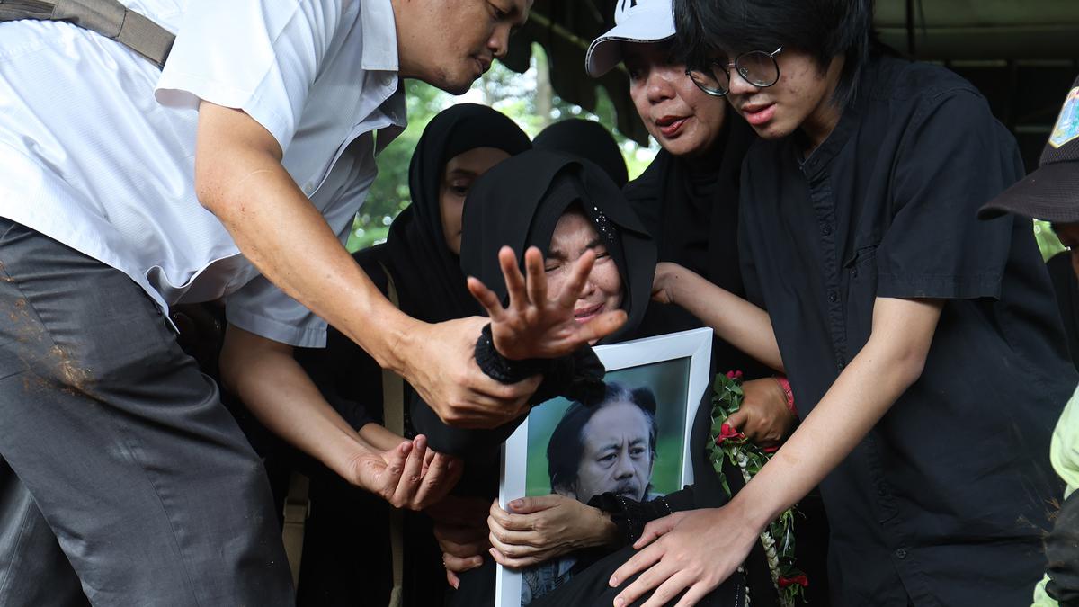 Isak Tangis Karina Ranau Iringi Pemakaman Epy Kusnandar di TPU Jeruk Purut