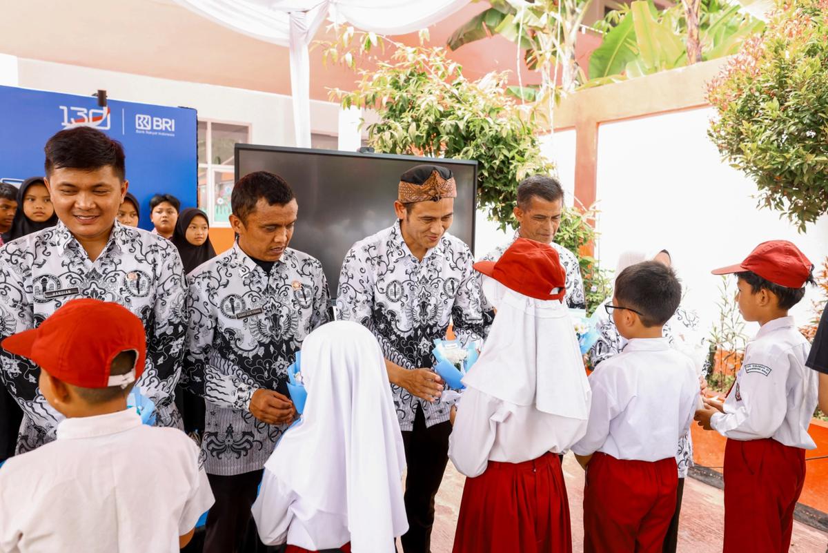 BRI Peduli menggelar kegiatan bertajuk 'Ini Sekolahku – Persembahan untuk Guru'. Kegiatan ini dilaksanakan di SDN Sukamahi 02, Megamendung, Kabupaten Bogor, Jawa Barat.