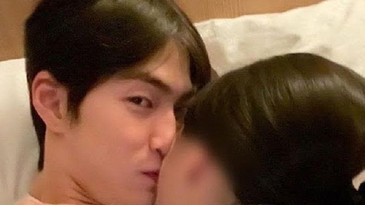 4. Beredarnya Foto Kontroversial: H-5 sebelum debut, foto berciuman Seunghan dengan seorang perempuan membuatnya hampir keluar dari grup.
