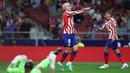 Penyerang Atletico Madrid Antoine Griezmann Mmerayakan gol kedua untuk timnya yang dicetak ke gawang Cadiz pada jornada ke-33 Liga Spanyol di Stadion Wanda Metropolitano, Kamis (4/5/2023) dini hari WIB. (Photo by Pierre-Philippe MARCOU / AFP)