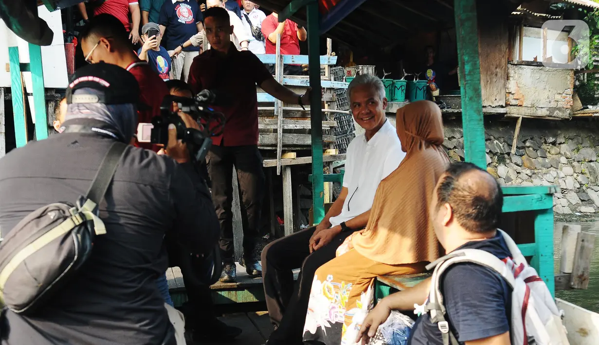 Ganjar juga menyempatkan berbincang dengan warga saat berada di atas getek saat mengunjungi Pasar Warakas. (merdeka.com/imam buhori)