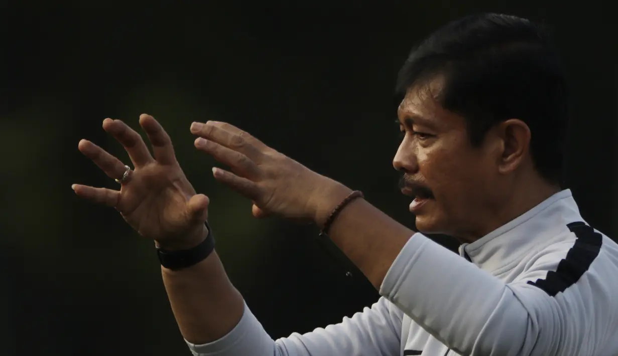 Pelatih Timnas Indonesia U-22, Indra Sjafri, memberikan instruksi saat latihan di Lapangan ABC Senayan, Jakarta, Senin (7/1). Latihan ini merupakan persiapan jelang Piala AFF U-22. (Bola.com/Vitalis Yogi Trisna)