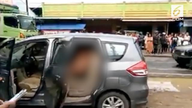 Polres Pati menangkap dua pria dalam keadaan telanjang dalam mobil. Saat ditemukan diduga keduanya sedang overdosis narkoba.