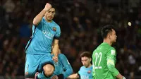 Mantan pemain Liverpool, Luis Suarez melompat usai mencetak gol kemenangan Barcelona pada ajang Piala Dunia Antarklub. (AFP/Kazuhiro Nogi)