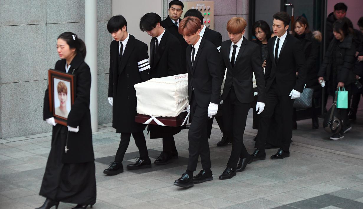PHOTO: Momen Haru Kepergian Jonghyun SHINee dalam Prosesi Pemakaman - Foto  Liputan6.com