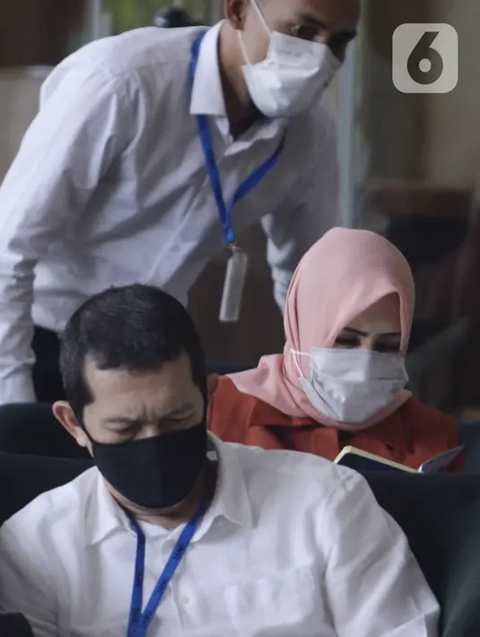 Istri mantan Sekretaris MA Nurhadi, Tin Zuraida (tengah) saat menunggu pemeriksaan di Gedung KPK, Jakarta, Senin (22/6/2020). Tin diperiksa sebagai saksi untuk tersangka Direktur MIT Hiendra Soenjoto terkait dugaan suap gratifikasi pengurusan perkara di MA tahun 2011-2016. (merdeka.com/Dwi Narwoko)