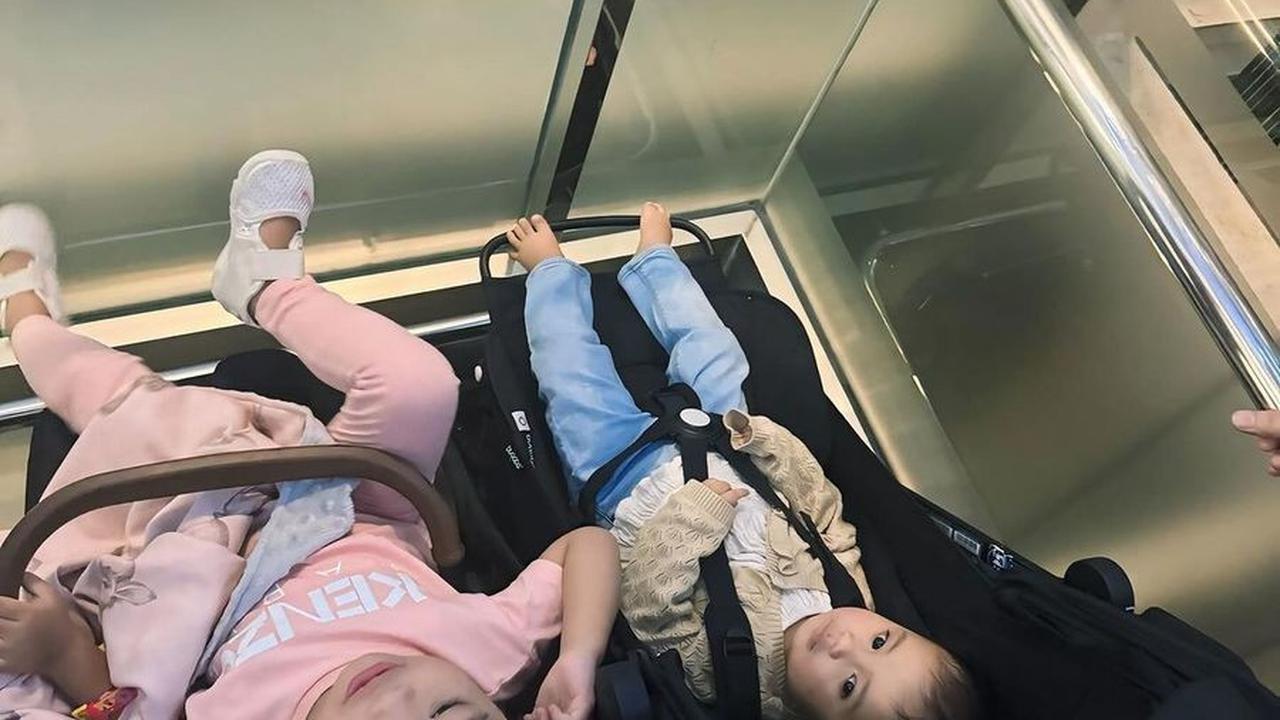Selama di Bangkok, Aurel tampil dengan gaya kerudung yang berbeda, dan penampilannya pun ramai dipuji. Meskipun sudah menjadi ibu dua anak, Aurel tetap mampu tampil kece dan menawan.<br><br>
