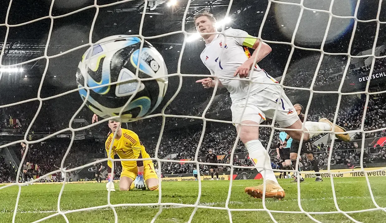Gelandang Belgia, Kevin De Bruyne mencetak gol ketiga timnya ke gawang kiper Jerman Marc-Andre ter Stegen selama pertandingan persahabatan internasional di Stadion RheinEnergie,  Cologne pada Rabu (29/3/2023) dini hari WIB. (AP Photo/Martin Meissner)
