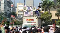 Ingin Lebih Dekat Dengar Putusan MK, Massa Bergerak Dekati Kawat Berduri