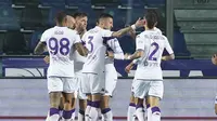 Penyerang Fiorentina, Krzysztof Piatek (ketiga kiri) berselebrasi dengan rekan-rekannya usai mencetak gol ke gawang Atalanta dalam pertandingan perempat final Coppa Italia di di stadion Gewiss di Bergamo, Italia, Jumat (11/2/2022). Fiorentina menang tipis atas Atalanta 3-2. (Spada/LaPresse via AP)