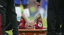 Pemain Manchester United, Antony (tengah), tidak dapat melanjutkan pertandingan dan harus ditandu keluar lapangan setelah dilanggar Pemain Chelsea dalam pertandingan partai tunda pekan ke-32 Liga Inggris 2022/2023 yang berlangsung di Old Trafford, Jumat (26/5/2023) dini hari WIB. (AP Photo/Dave Thompson)
