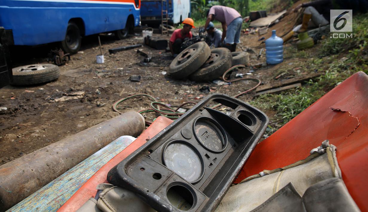Bagian Metromini dikumpulkan usai dicopot di salah satu pool Metromini, Jalan Pulogebang, Jakarta, Rabu (3/1). Pemerintah DKI Jakarta berencana akan mengandangkan angkutan umum termasuk Metromini yang sudah tidak layak. (Liputan6.com/JohanTallo)