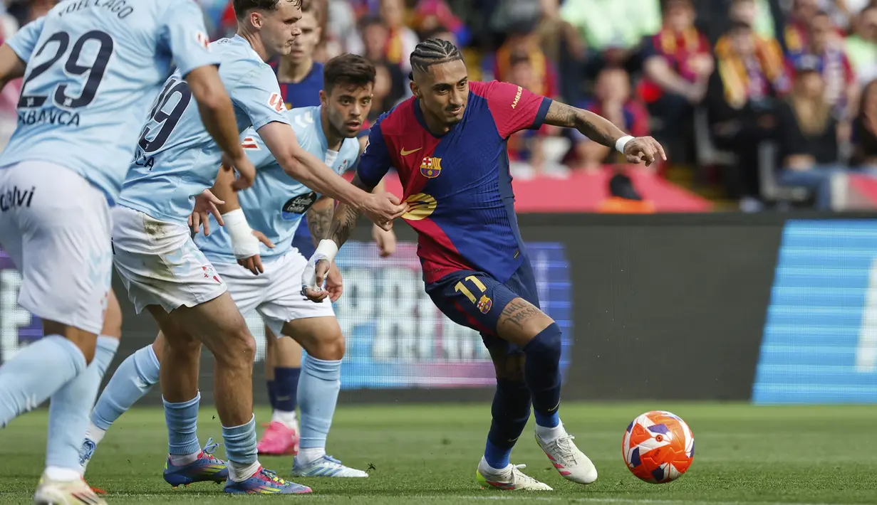 Pemain Barcelona, Raphinha (kanan) menggiring bola dibayangi sejumlah pemain Celta Vigo dalam laga lanjutan Liga Spanyol 2024/2025 di Estadi Olimpic Lluis Companys, Barcelona, Spanyol, Sabtu (19/04/2025). (AP Photo/Joan Monfort)