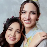 Mikhayla lahir pada 2 Juni 2012 dan genap berusia 12 tahun pada Juni 2024 mendatang. Seiring dengan bertambahnya usia, Mikhayla makin mirip dengan Nia Ramadhani. Bahkan ada yang menyebut jika Mikha adalah Nia Ramadhani masa remaja. Dalam pemotretan ini, Mikhayla dan Nia cantik dengan gamis motif warna pastel. Bando yang selaras dengan gamis juga membuat ibu dan anak ini makin cantik. (Liputan6.com/IG/@hanzhp)