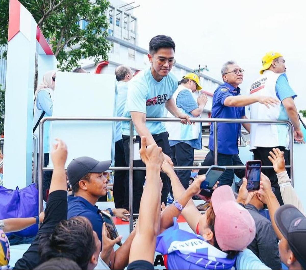 Ketua Umum Partai Solidaritas Indonesia (PSI) Kaesang Pangarep kampanye di Lapangan Blok S, Jakarta Selatan. Kaesang kampanye bersama sejumlah petinggi PSI dan beberapa kader lainnya.&nbsp;