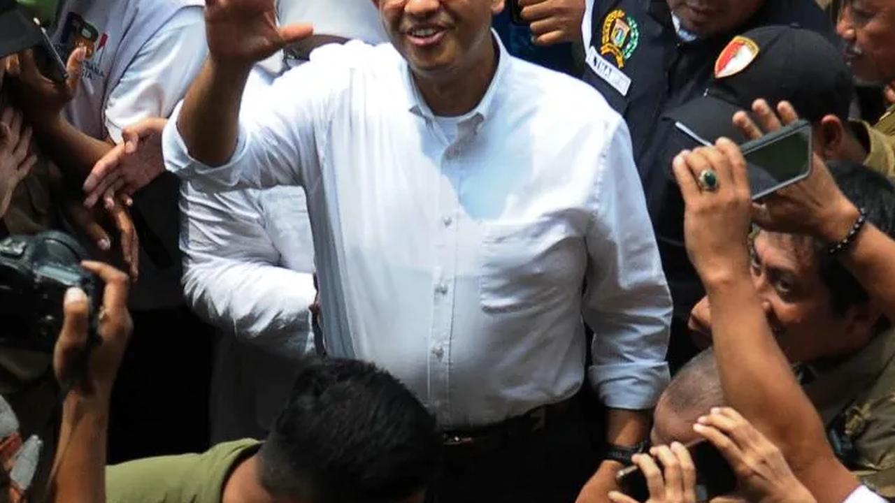 Anies Baswedan menyapa para pendukung selama kampanye perdana di Gor Ciracas, Jakarta, Selasa (28/11/2023).<br>(Foto merdeka.com / imam buhori)<br>