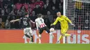 <p>Kiper Sevilla, Marko Dmitrovic berhasil mengamankan bola dari ancaman pemain PSV, Xavi Simons dalam laga leg kedua babak playoff fase gugur Liga Europa 2022/2023 di Philips Stadium, Eindhoven, Jumat (24/2/2023). (AP Photo/Peter Dejong)</p>
