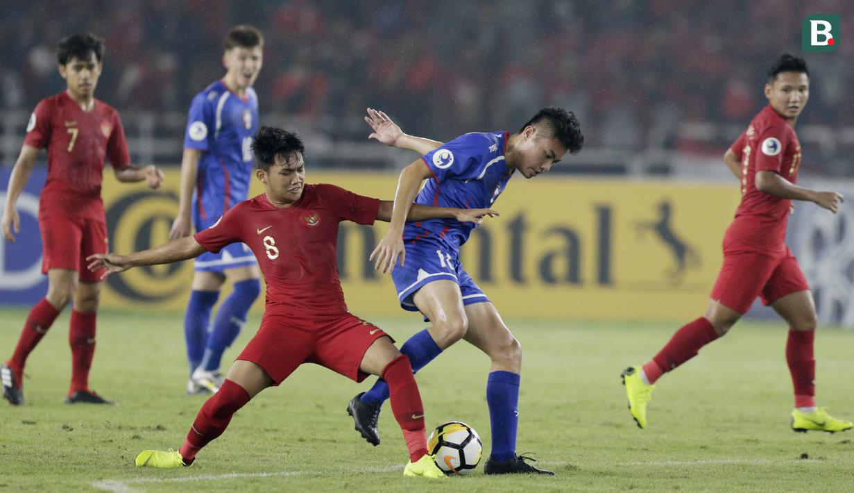 Gelandang Indonesia, Witan Sulaeman, berebut bola dengan pemain Cina Taipei, pada laga AFC U-19 di SUGBK, Jakarta, Kamis (18/10/2018. (Bola.com/M Iqbal Ichsan)