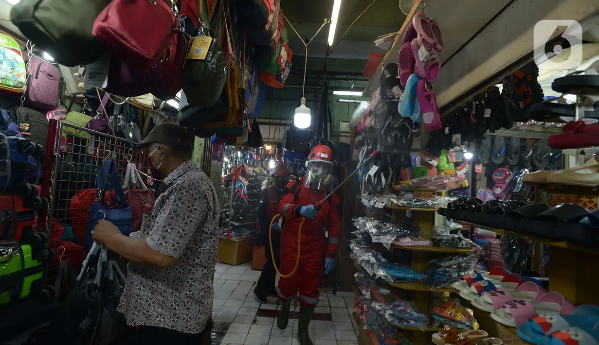 Petugas melakukan penyemprotan cairan disinfektan di Pasar Perumnas di wilayah Jakarta Timur, Selasa (25/8/2020). Penyemprotan ini di bagi dua jalur utara dan Selatan. (merdeka.com/Imam Buhori)