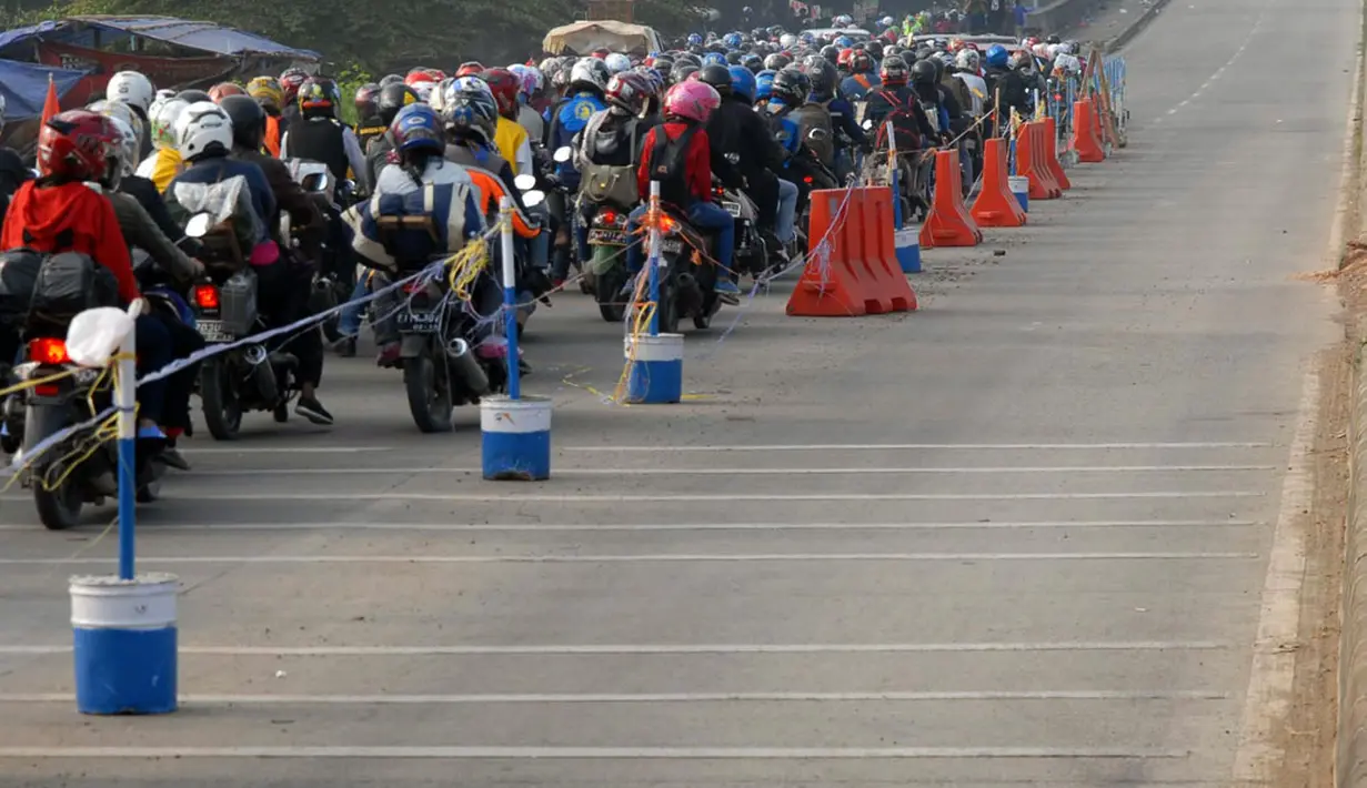 Ribuan pemudik bermotor memadati pertigaan jembatan Lamaran, Karawang, (26/7/2014). (Liputan6.com/Miftahul Hayat)