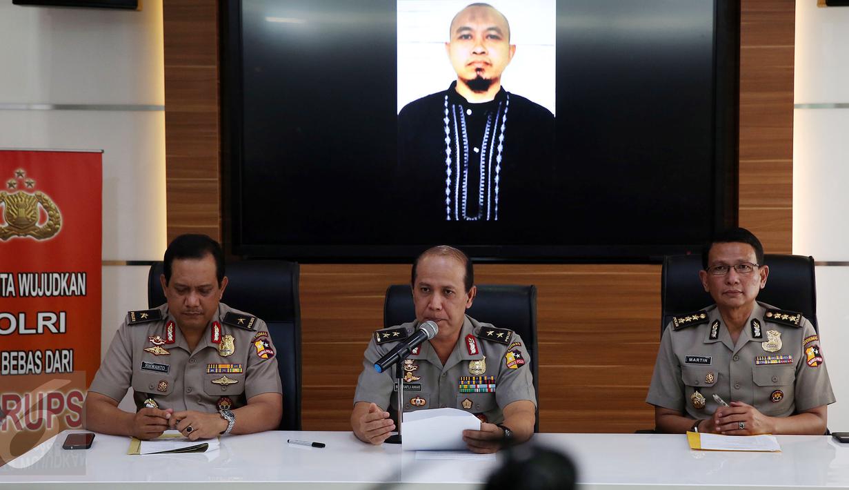 Kadiv Humas Polri Irjen Boy Rafli Amar (tengah) menggelar konferensi pers terkait bom Bandung, di Jakarta, Selasa (28/2). Boy Rafli Amar mengatakan, pelaku teror bom di Bandung diketahui pernah tergabung dalam kelompok perampok. (Liputan6.com/Johan Tallo)