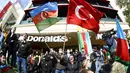 Rakyat Azerbaijan mengibarkan bendera nasional dan Turki di Baku, Azerbaijan, Selasa (10/11/2020). Armenia dan Azerbaijan mengumumkan perjanjian damai untuk menghentikan pertempuran atas wilayah Nagorno-Karabakh di Azerbaijan berdasarkan pakta yang ditandatangani dengan Rusia. (AP Photo)