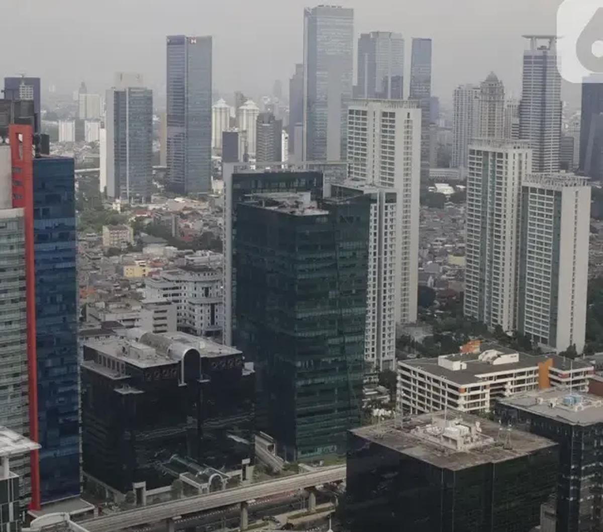 "Adik saya tinggal di Jakarta dan dia juga sudah punya anak. Saya lihat justru mungkin anak dia tuh biaya hidupnya lebih tinggi dari anak saya. Sekolah (swasta) lebih mahal, ke mana-mana mesti diantar-jemput naik mobil, segala macam," kata Septian.