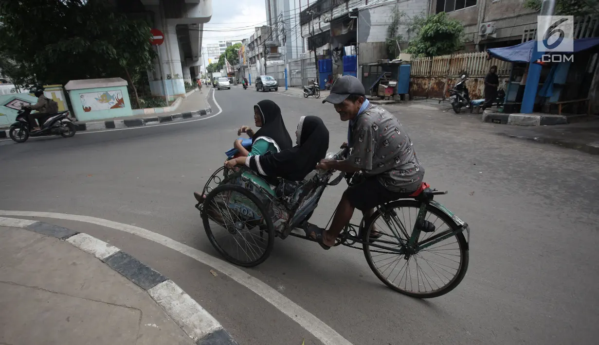 Tukang becak mengangkut penumpang saat melintas di Kolong Flyover Bandengan Utara, Jakarta, Kamis (25/1). Petugas melakukan pendataan becak diperuntukkan bagi becak-becak yang sudah lama beroperasi di Jakarta. (Liputan6.com/Arya Manggala)