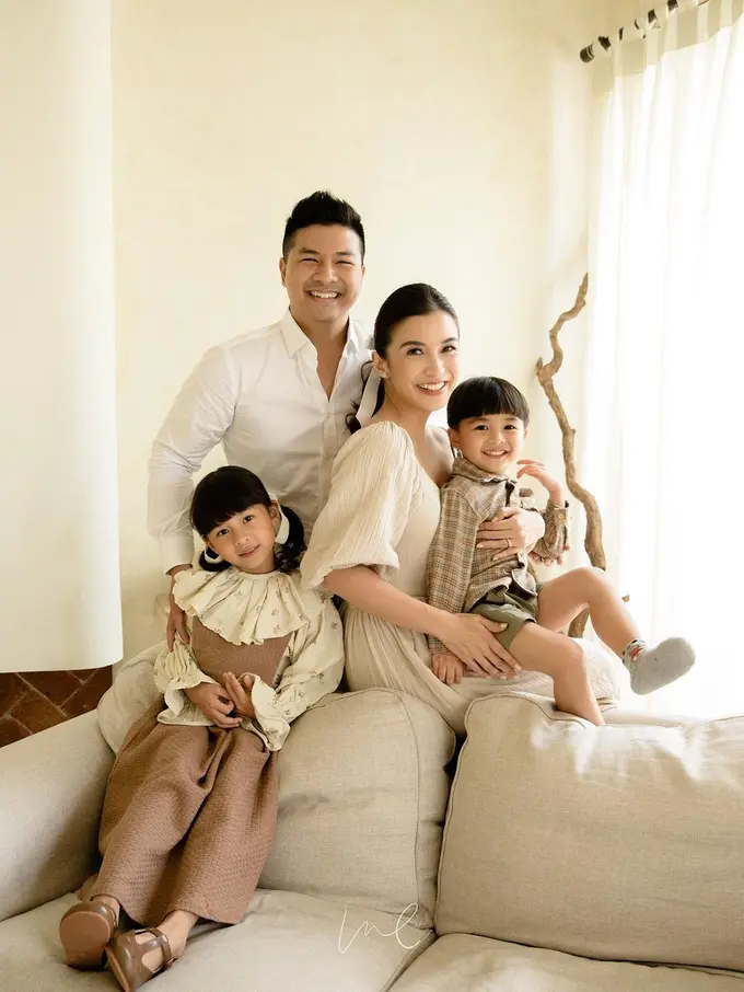 Potret Harmonis Keluarga Chelsea Olivia dan Glenn Alinskie di Post Card Natal, Tampil Kompak dengan Outfit Netral