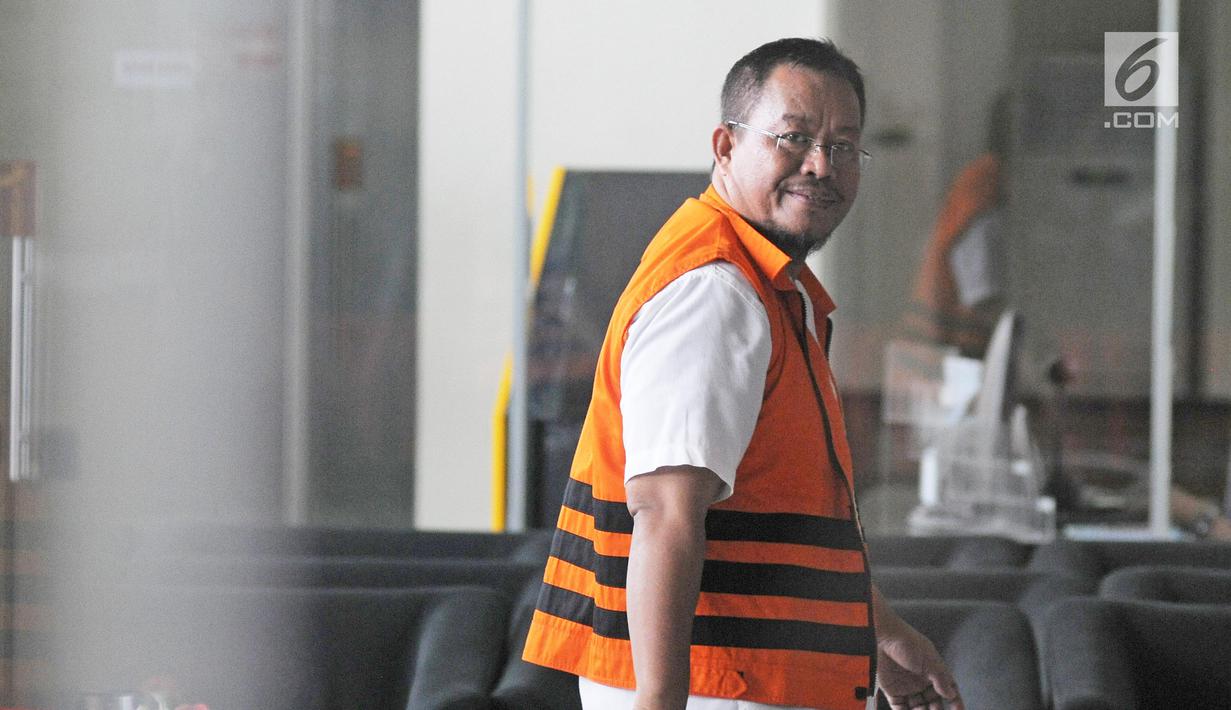 rsangka penerima dugaan suap anggota DPRD Provinsi Jambi, Supriyono saat berada di Gedung KPK, Jumat (9/2). Berdasarkan penyelidikan yang dilakukan KPK, dana suap anggota DPRD berasal dari Gubernur Jambi Zumi Zola. (Liputan6.com/Herman Zakharai)