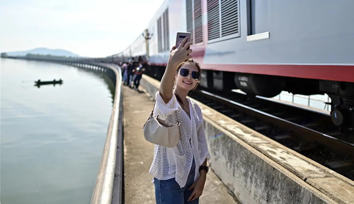 Perjalanan kereta apung ini akan memakan waktu 3-4 jam. Penumpang akan berangkat pada pukul 06.00 dari Bangkok. Dalam perjalanan ini penumpang kereta akan diajak berhenti di tengah-tengah bendungan selama 20 menit untuk menikmati pemandangan dan berfoto-foto. (MANAN VATSYAYANA/AFP)
