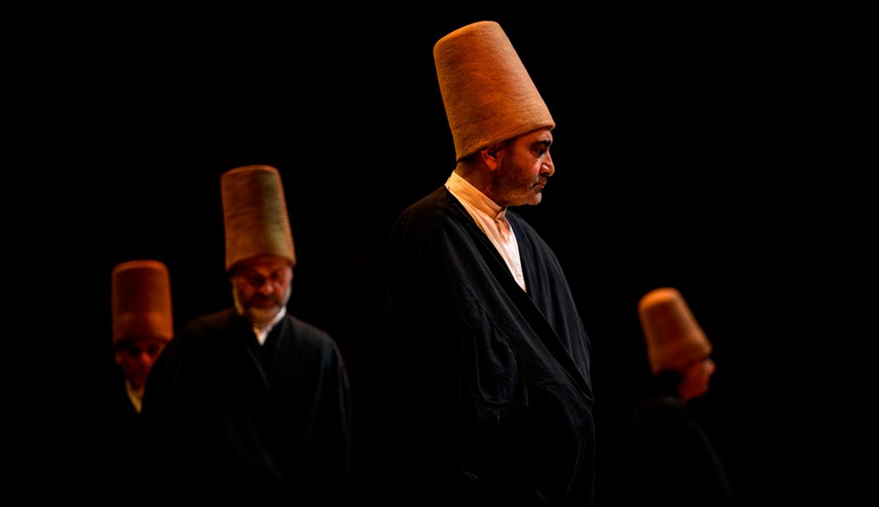 Setelah Ar-Rumi wafat pada 1273, pengikutnya mendirikan Mevlevi Order, dengan nama Whirling Dervishes, Tarian Sufi yang terkenal. (AP Photo/Emrah Gurel)