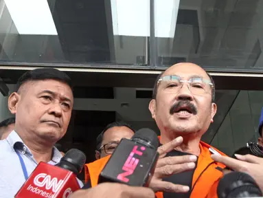 Mantan pengacara Setya Novanto, Fredrich Yunadi memberi keterangan kepada awak media usai diperiksa di gedung KPK, Jakarta, Sabtu (13/1). Fredrich Yunadi sebelumnya ditangkap KPK pada Jumat (12/1) malam. (LIputan6.com/Pool/Dedy)