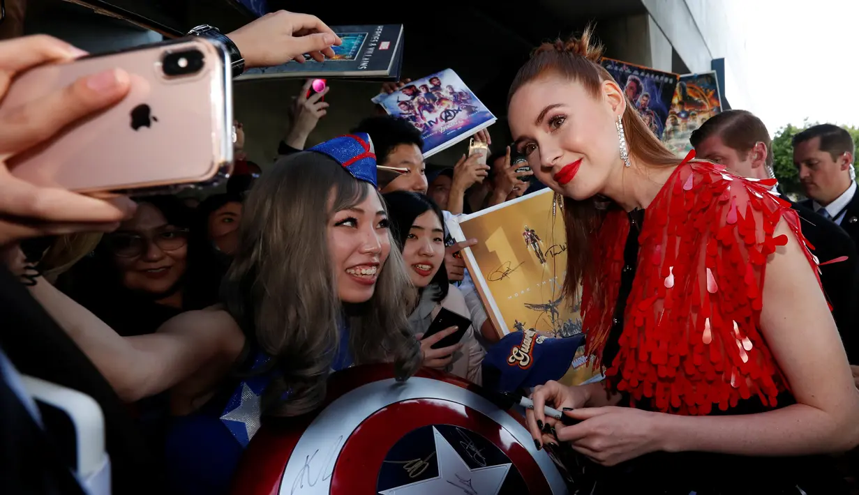 Aktris Karen Gillan yang berperan sebagai Nebula berswafoto dengan penggemar setibanya pada world premiere film Avengers: Endgame di Los Angeles, California, Selasa (23/4). Avengers: Endgame akan tayang mulai 26 April di Amerika dan 24 April besok di Indonesia. (REUTERS/Mario Anzuoni)