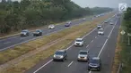 Sejumlah kendaraan melintasi Jalan Tol Cipali di kawasan Majalengka, Jawa Barat, Sabtu (8/7). Diberlakukannya sistem satu arah atau one way menyebabkan jalur Trans Jawa dari arah Palimanan menuju Cikampek ramai lancar pada H+3 Lebaran. (Liputan6.com/Immanuel Antonius)