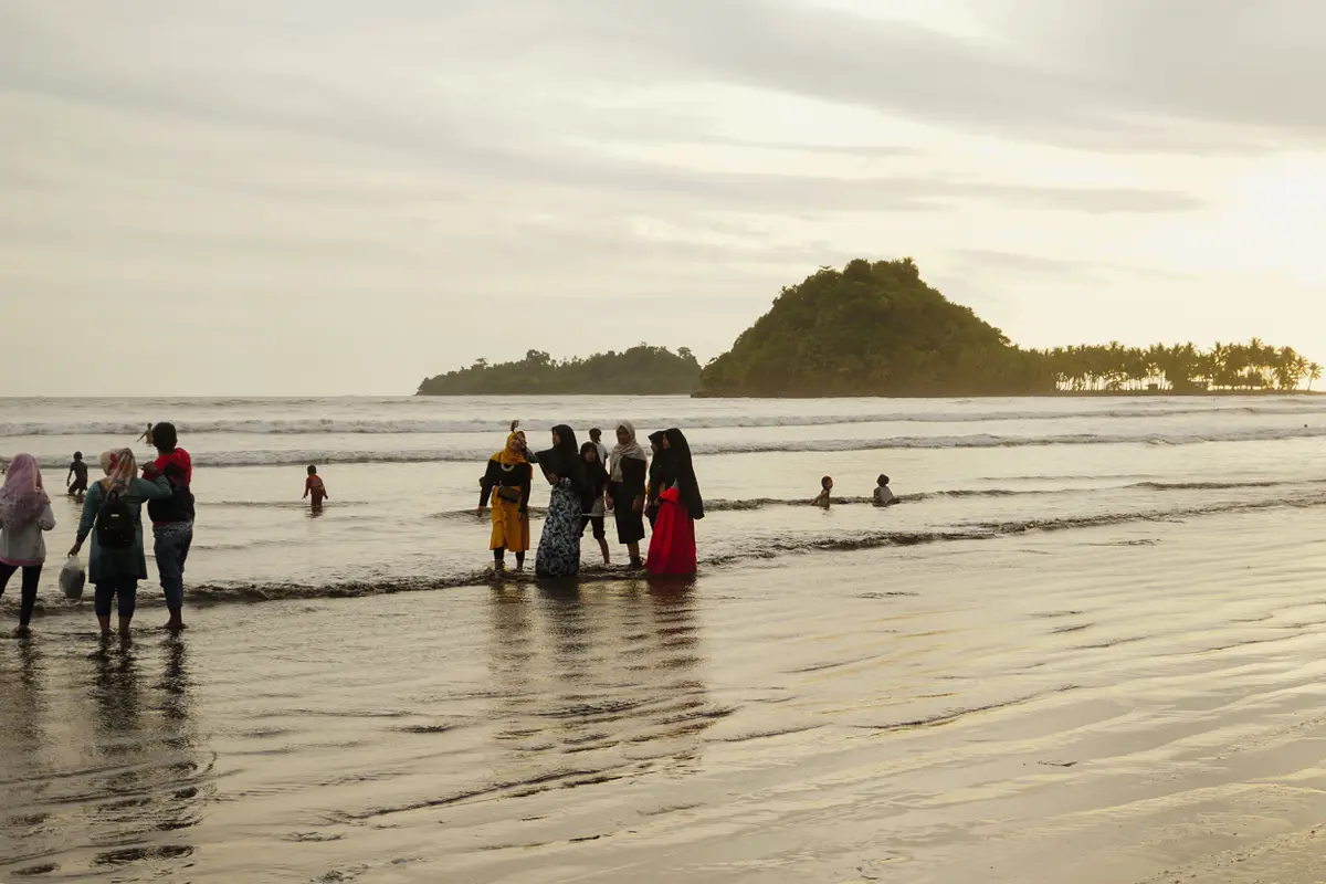 Pengunjung Pantai Air Manis Kota Padang. (Liputan6.com/ Ihsan Maulana)