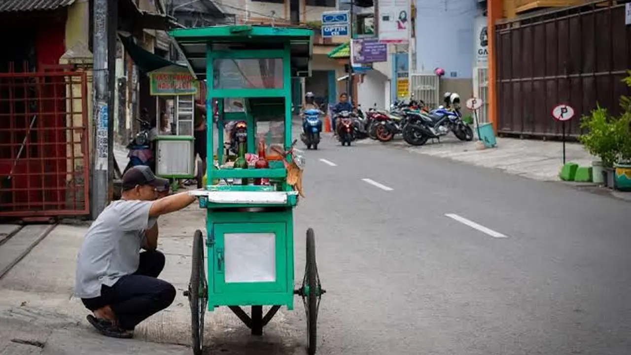 Sedih! Gerobak Bakso Bapak Ini Mendadak Ambruk, Baksonya Tumpah Ruah ke Jalanan