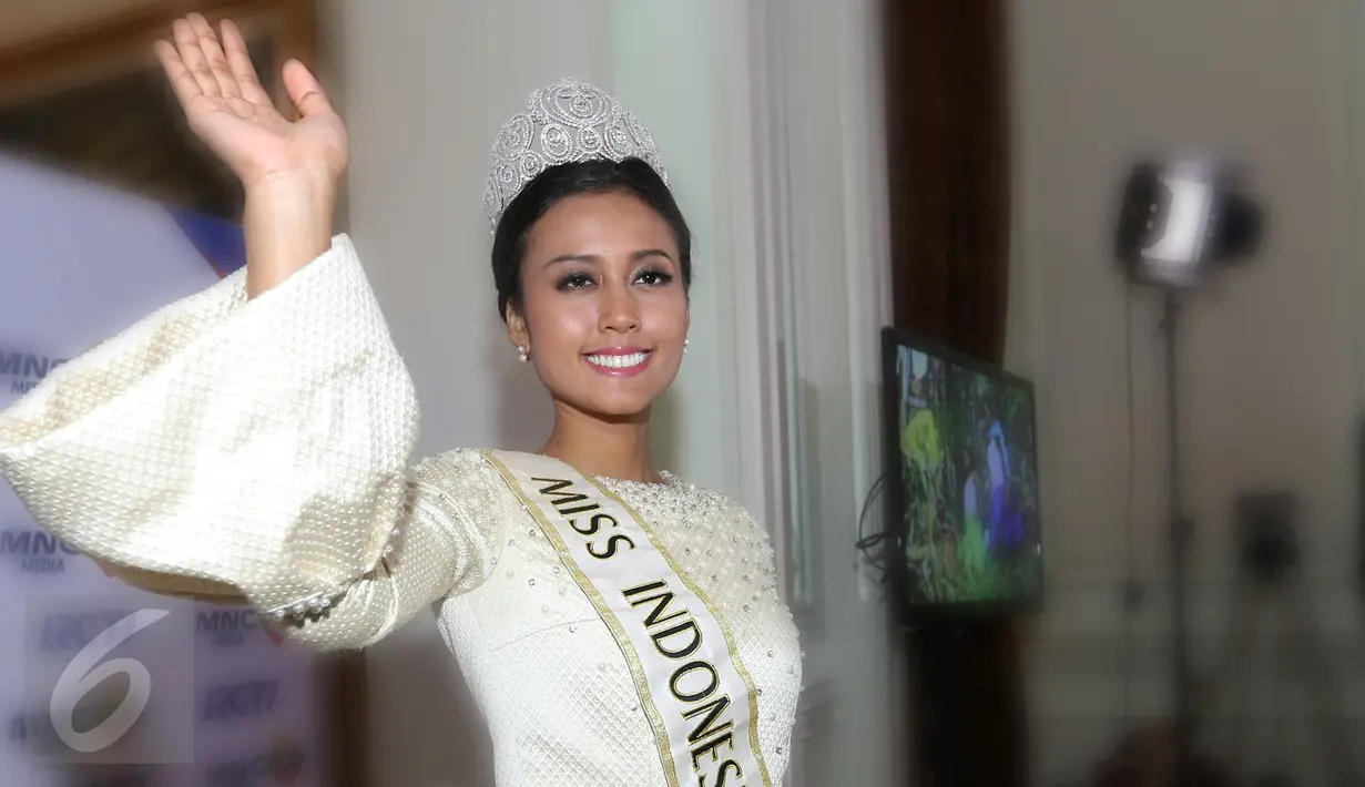 Miss Indonesia 2015, Maria Harfanti melambaikan tangan usai menggelar konferensi pers di Jakarta, Senin (21/12). Usai mengikuti ajang Miss World 2015, Maria bakal merampungkan studi S2-nya yang sempat terbengkalai. (Liputan6.com/Herman Zakharia)