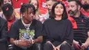 Seperti yang sudah   diberitakan sebelumnya, Kylie Jenner memang bermesraan dengan Travis Scott dalam pertandingan tersebut. (E! Online)