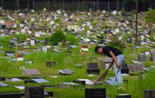 FOTO: Jakarta Krisis Makam, Warga Terpaksa Gunakan Sistem Tumpang