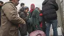 Warga Suriah menunggu untuk menyeberang ke Suriah dari Turki di gerbang perbatasan Cilvegozu, dekat kota Antakya, tenggara Turki, Selasa (21/2/2023). Jumlah korban tewas di Turki dan Suriah naik menjadi delapan dalam gempa terbaru dan kuat yang melanda, dua minggu setelah gempa dahsyat menewaskan hampir 45.000 orang, kata pihak berwenang dan media pada Selasa. (AP Photo/Unal Cam)
