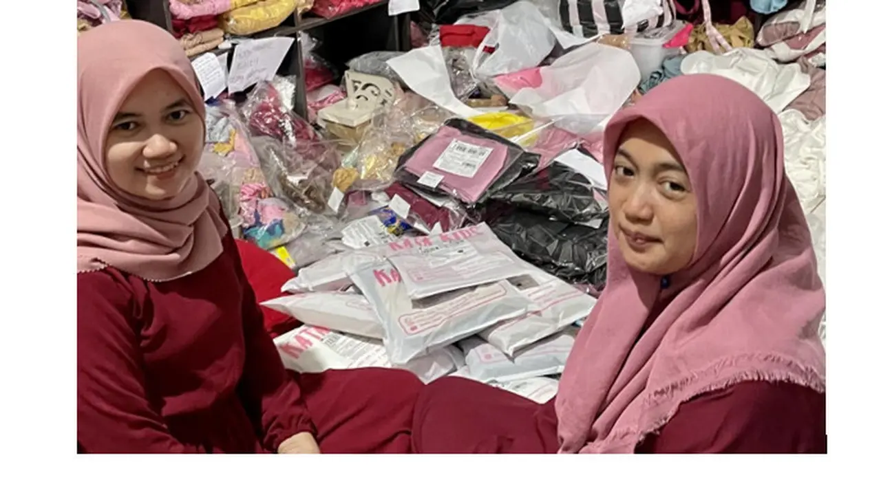 Kakak beradik Hermawati Ika Selfiana dan Nita Apriyana yang berbisnis pakaian anak.