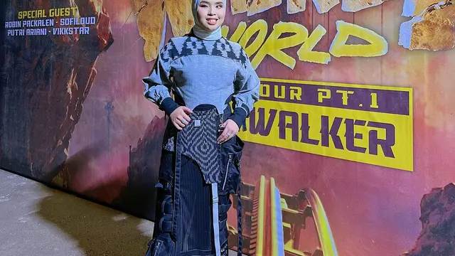 Gaya SWAG Etnik Putri Ariani di Konser Alan Walker, Padukan Denim dan Wastra