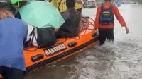 Basarnas mengevakuasi warga yang terjebak banjir Makassar. (Liputan6.com/ Dok Basarnas)