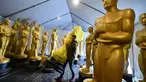Pekerja membawa patung Oscar yang masih terbungkus untuk diberi sentuhan terakhir oleh seniman di Hollywood, California, 21 Februari 2017. Penganugerahan Academy Awards ke-89 akan diselenggarakan pada Minggu (26/2) waktu setempat. (Frederic J. Brown/AFP)